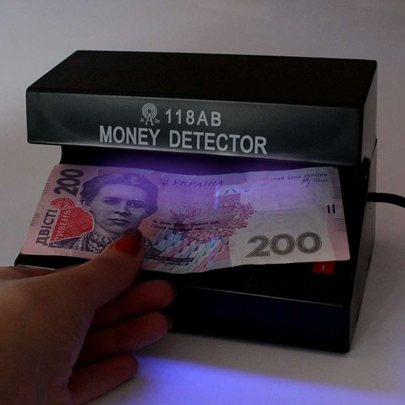 Портативный ультрафиолетовый детектор валют 118АВ