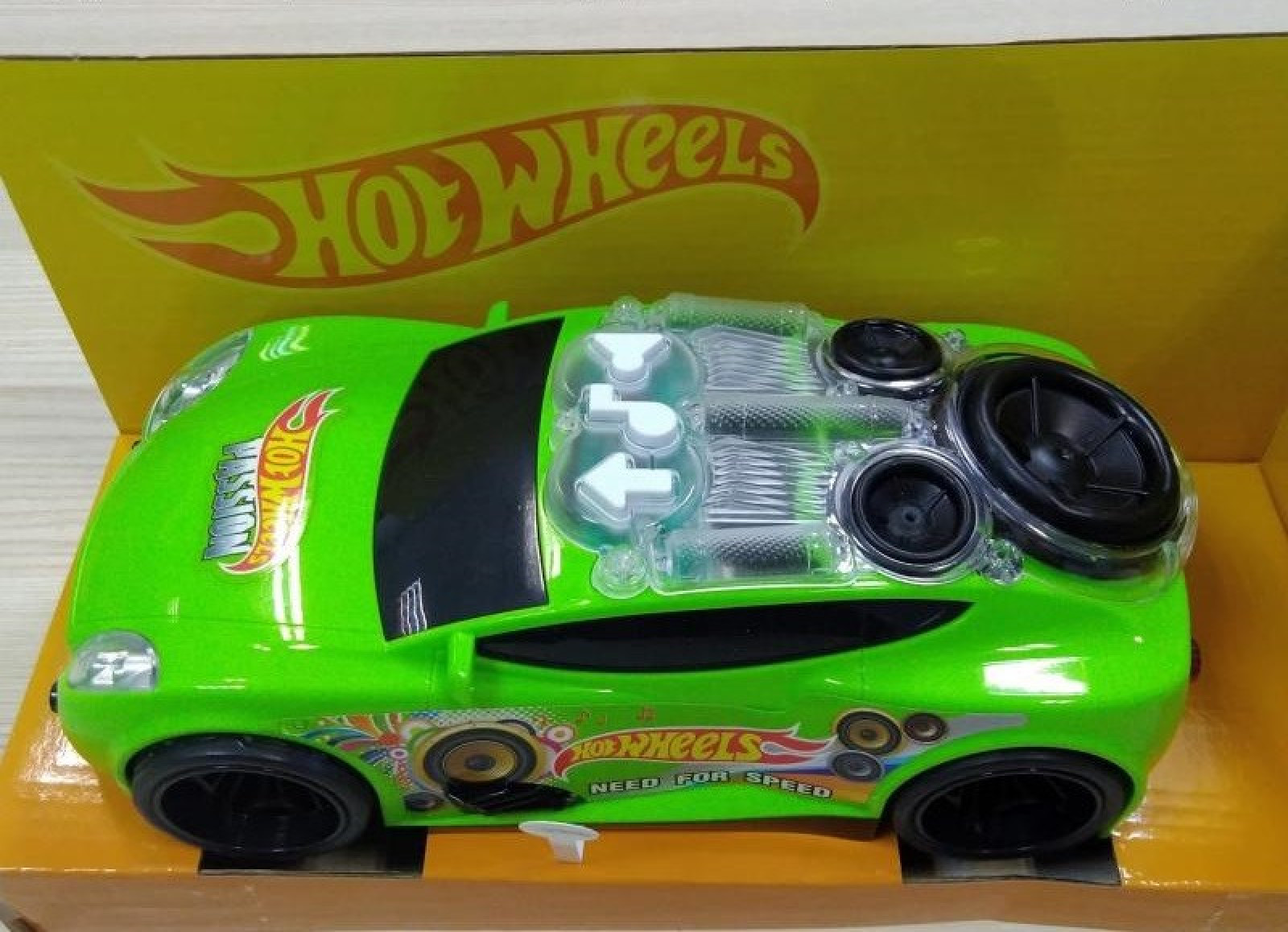 Машинка Hot Wheels с кнопочками зеленая со светом фар 197445